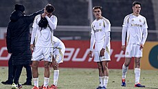 Smutní fotbalisté Sparty po nezvládnutém duelu s Duklou.