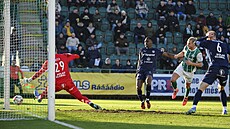 Úto�ník Bohemians Václav Drchal (druhý zprava) st�ílí gól do sít� Slovácka.