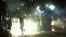 Policie v Tbilisi u� druhou noc násilím rozhán�la demonstranty, kte�í se...