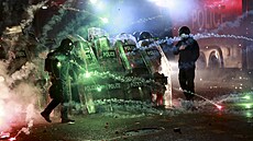 Policie v Tbilisi u� druhou noc násilím rozhán�la demonstranty, kte�í se...