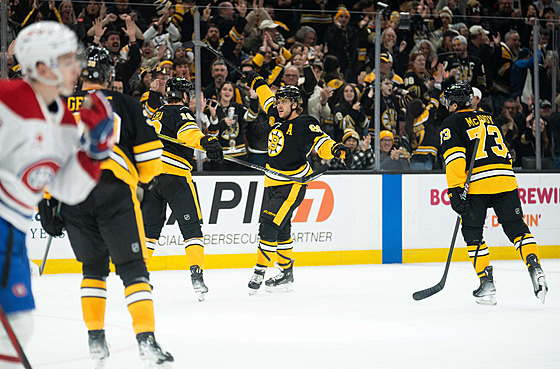 David Pastrák z Bostonu se raduje z gólu v utkání proti Montrealu.