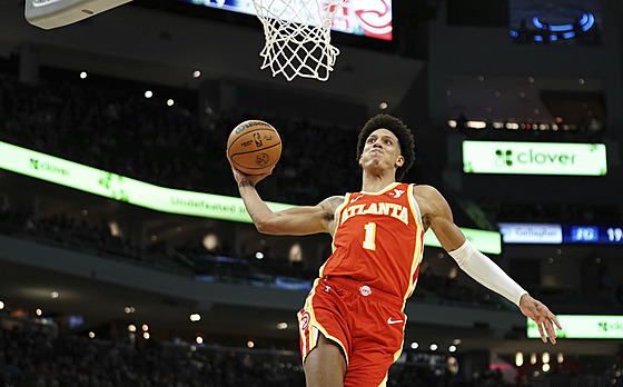 Zakon�ení si u�ívá Jalen Johnson z Atlanty.