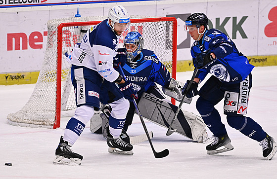 Tomá� Marcinko (vlevo) z Brna v utkání proti Vítkovicím. V brance je Luká�...