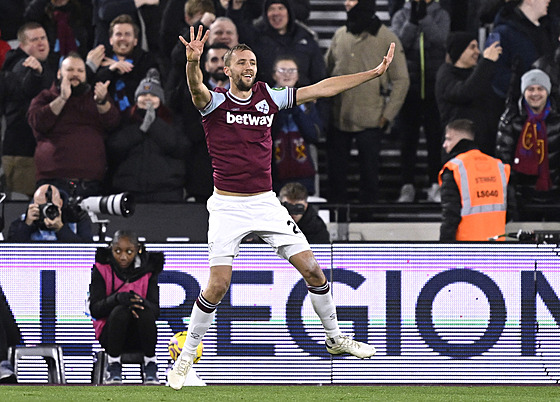 Tomá� Sou�ek slaví sv�j gól do sít� Wolverhamptonu.