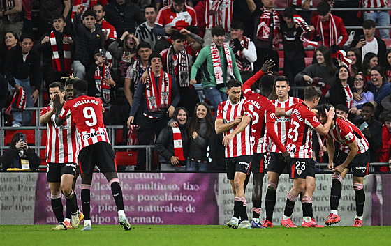 Fotbalisté Bilbaa oslavují gól proti Realu Madrid.