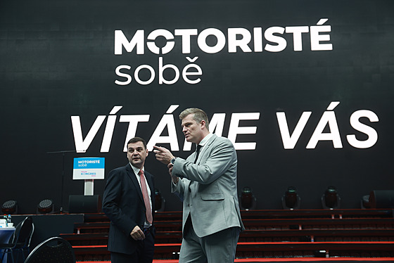 P�edseda strany Motoristé sob� Petr Macinka (vlevo) s europoslancem Filipem Turkem na kongresu strany (7. prosinec 2024) - ilustra�ní snímek.