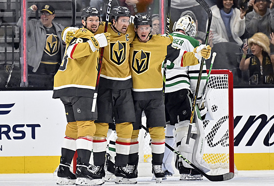 Tomá Hertl (vlevo) z Vegas Golden Knights slaví se spoluhrái gól proti Dallas...
