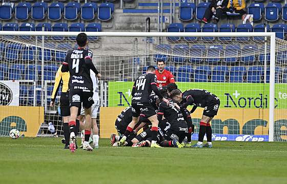 Pardubi�tí fotbalisté se radují z branky proti Slovácku.