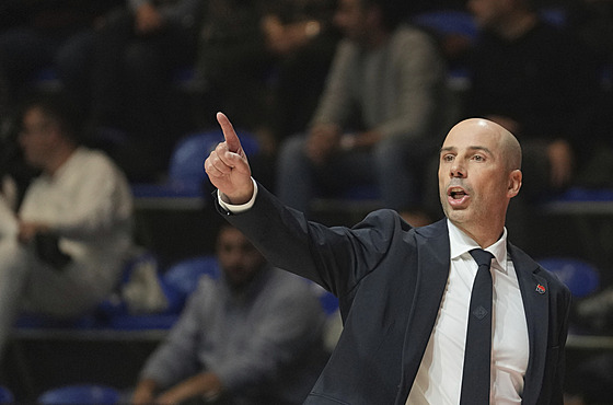 Trenér basketbalové Barcelony Joan Penarroya b�hem euroligového zápasu s...