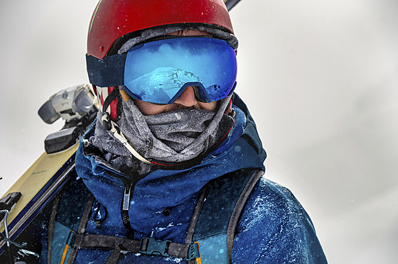 Bez brýlí ly�a�i v lep�ím p�ípad� riskují podrá�d�ní o�í a zán�t spojivek, v...