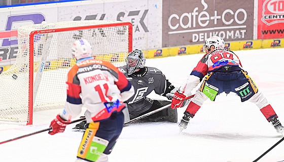 Pardubický Robert Kousal p�ekonává karlovarského branká�e Dominika Frodla.