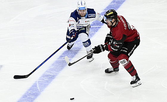 Brn�nský Adam Zbo�il se pokou�í zastavit Filipa Chlapíka ze Sparty.