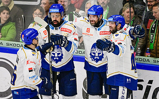 Radek Smole�ák (druhý zprava) z Kladna se raduje se spoluhrá�i z gólu v utkání...