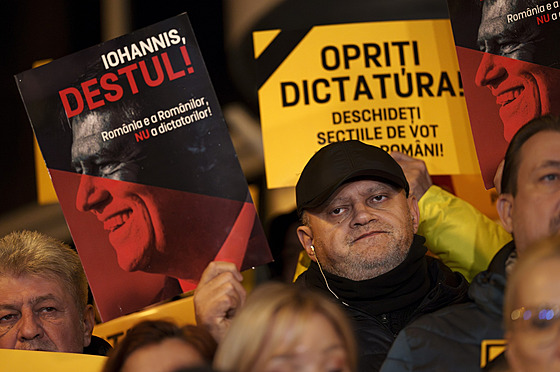 Píznivci pravicové Aliance za jednotu Rumun (AUR) drí transparenty s nápisy...