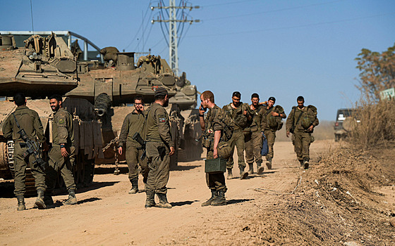 Izrael�tí vojáci se shroma��ují u tank� u izraelských hranic s Libanonem. (3....