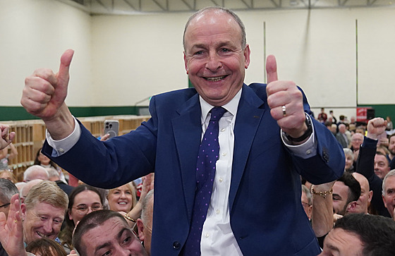 P�edseda strany Fianna Fáil Micheál Martin slaví vít�zství ve svém volebním...