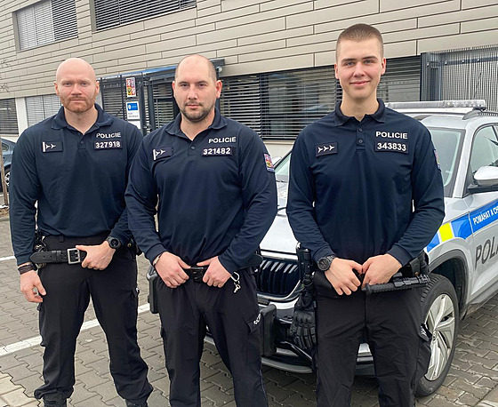 Policisté Michal Kejda, Radek Chytka a Filip Mazánek  zachránili �ivot...