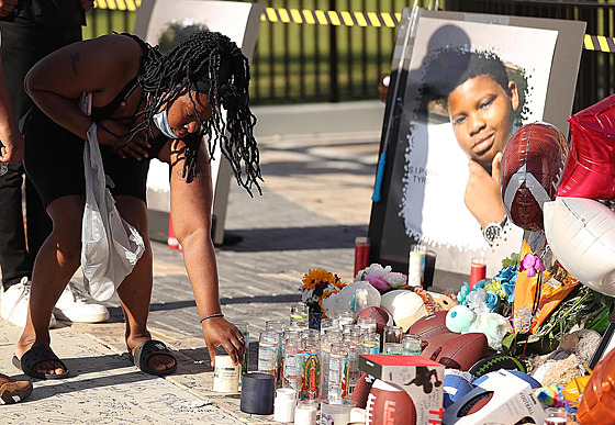 �lenové rodiny a p�átelé Tyra Sampsona nechávají pietní p�edm�ty p�ed padací...