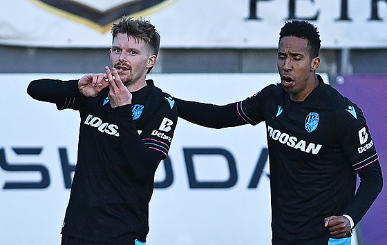 Plze�ský zálo�ník Pavel �ulc (vlevo) slaví vst�elený gól se spoluhrá�em Jhonem...