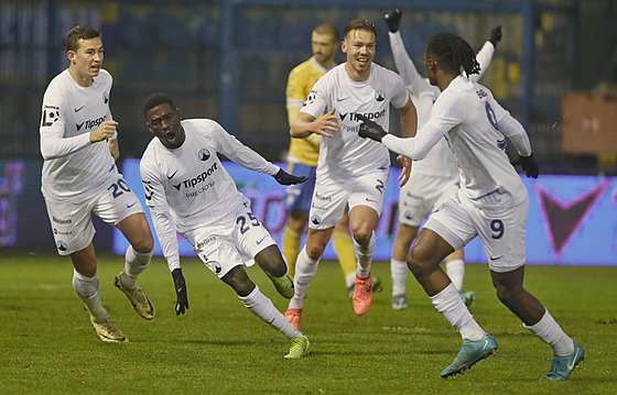 Libere�tí fotbalisté se radují z gólu, který vst�elil Ahmad Ghali.