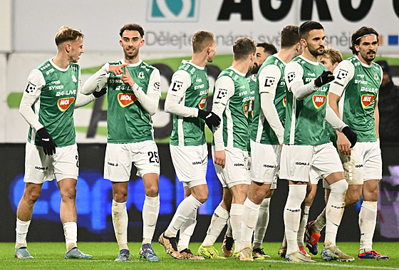 Jablonetí fotbalisté se radují z gólu, který vstelil Sebastián Nebyla.