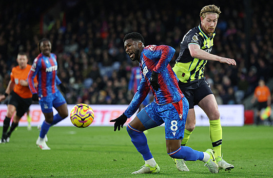 Zálo�ník Kevin De Bruyne z Manchesteru City (vpravo) a Jefferson Lerma z...