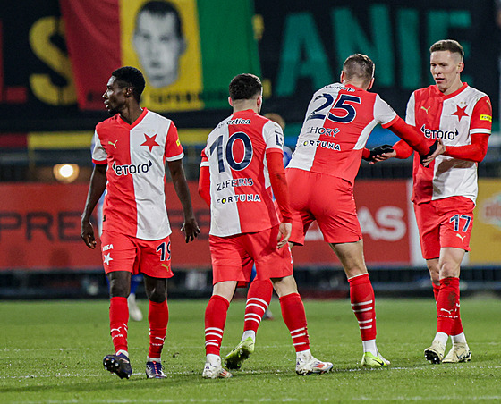 Slávisté oslavují gól Tomáe Chorého v Olomouci.