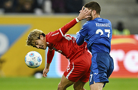 Úto�ník Ritsu Doan z Freiburgu (vlevo) se sna�í ustát souboj s Andrejem...