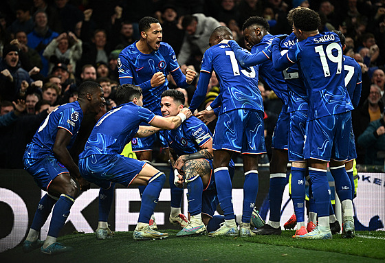 Fotbalisté Chelsea se radují z gólu Enza Fernandeze.