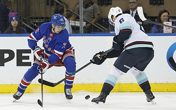 Úto�ník Filip Chytil z New Yorku Rangers bojuje o puk s Adamem Larssonem ze...