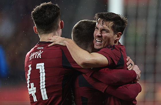 Fotbalisté Sparty se radují z gólu, který vst�elil Markus Solbakken.