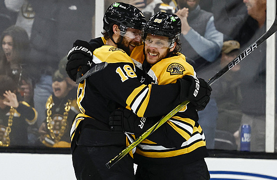 Bostontí útoníci Pavel Zacha (vlevo) a David Pastrák se radují z vítzného...