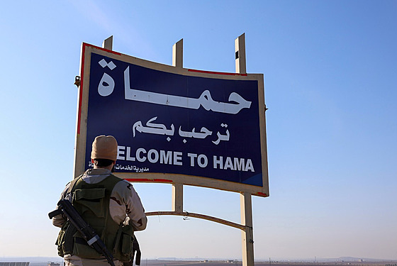 P�íslu�ník syrské islamistické organizace Haját Tahrír a�-�ám (HTS) stojí u...