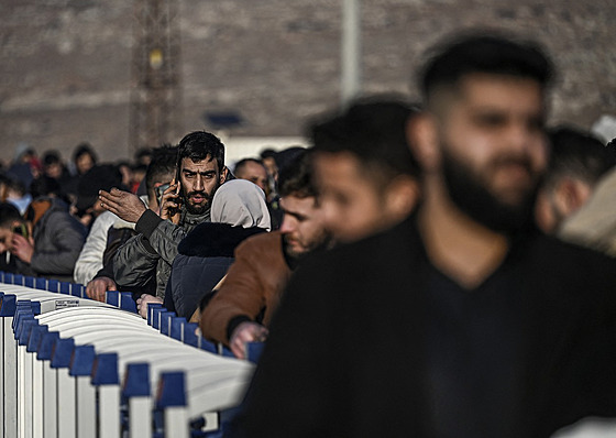 Syr�tí uprchlíci �ekají u hrani�ního p�echodu Cilvegözü mezi Tureckem a Sýrií...