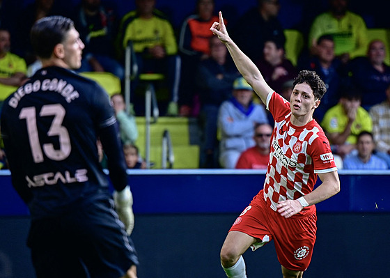 �eský obránce Ladislav Krej�í se raduje z gólu, který �pan�lské Giron� zajistil...