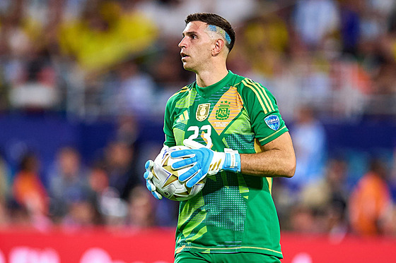 Argentinský branká� Emiliano Martínez s balonem v ruce.