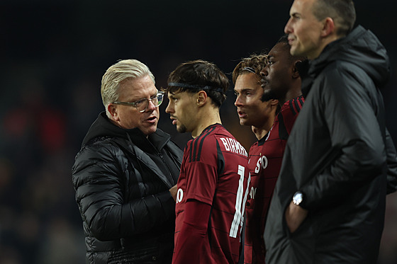 Spar�anský trenér Lars Friis udílí pokyny Veljku Birman�evi�ovi, který se v...