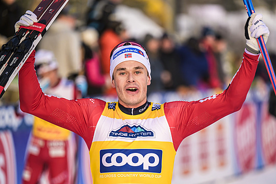 Harald Östberg Amundsen se raduje z vít�zství ve skiatlonu na Sv�tovém poháru v...