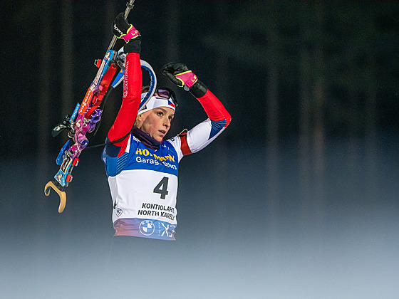 Markéta Davidová se p�ipravuje ke st�elb� b�hem hromadného závodu �en v...