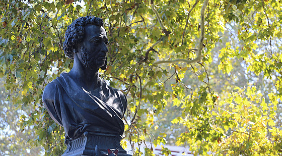 V Od�se plánují demontovat n�kolik památník�, v�etn� busty básníka a dramatika...