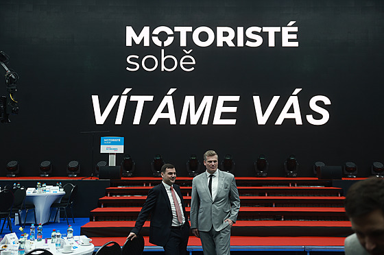 Předseda strany Motoristé sobě Petr Macinka (vlevo) s europoslancem Filipem...