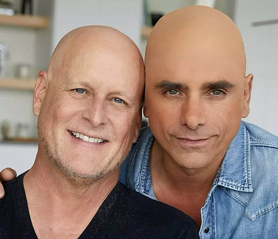 John Stamos podpo�il kolegu ze seriálu Plný d�m Davida Couliera, který bojuje s...