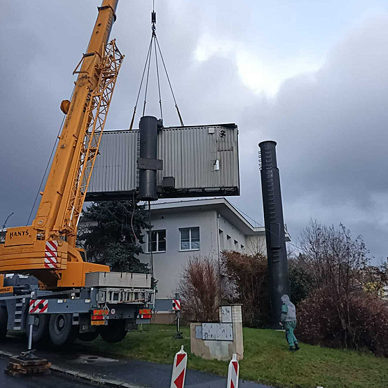 O víkendu zmizely dva velké billboardy. Ke V�erej�ímu ve�eru tam dal�í men�í...