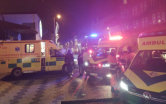 Zásah p�ti sanitek a t�í jednotek hasi�� si vy�ádalo zamo�ení obchodu v Nejdku...