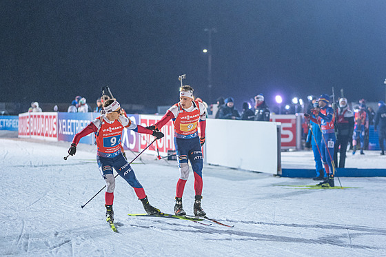 P�edávka �eských biatlonist� b�hem mu�ské �tafety v Kontiolahti.