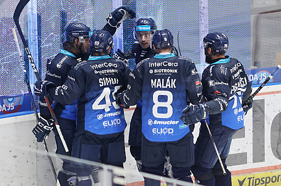 Hokejisté Plzn� slaví gól v utkání s Pardubicemi.