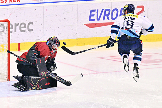 Spar�anský branká� Josef Ko�ená� vyrá�í puk, p�ed ním stínící Oscar Flynn z...