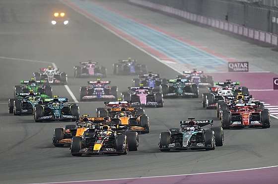 Max Verstappen v úvodu vede Velkou cenu Kataru.