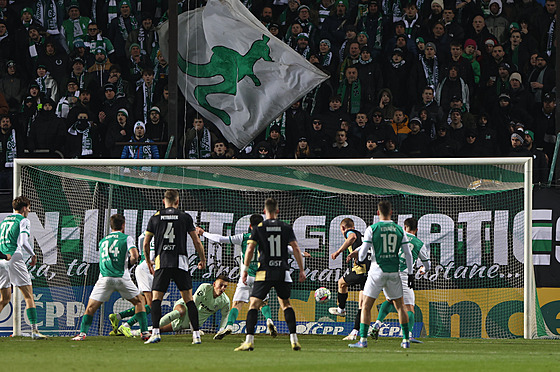 Petr Kode� z Hradce Králové st�ílí gól do sít� Bohemians.