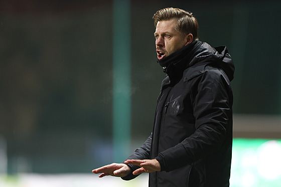 Trenér Hradce Králové David Horej bhem utkání s Bohemians.